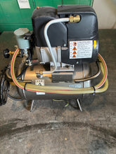 गैलरी व्यूवर में इमेज लोड करें, हिटाची बेबीकॉन एयर कंप्रेसर 0.2LE−8S